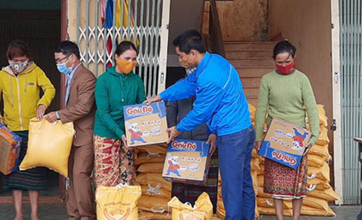 Cõng gạo về giúp đồng bào nghèo miền núi Quảng Trị